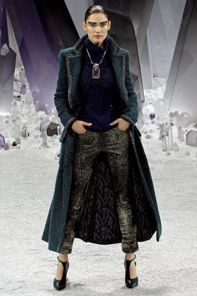 Look 18